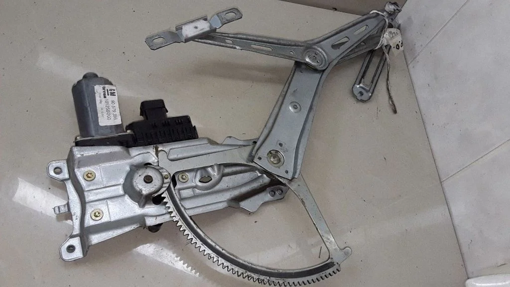 Front door window regulator with motor 90579356