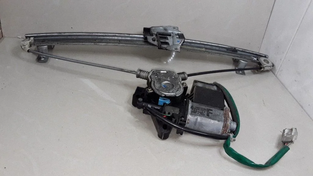 Front door window regulator with motor – Mitsubishi Galant (1997-2003)