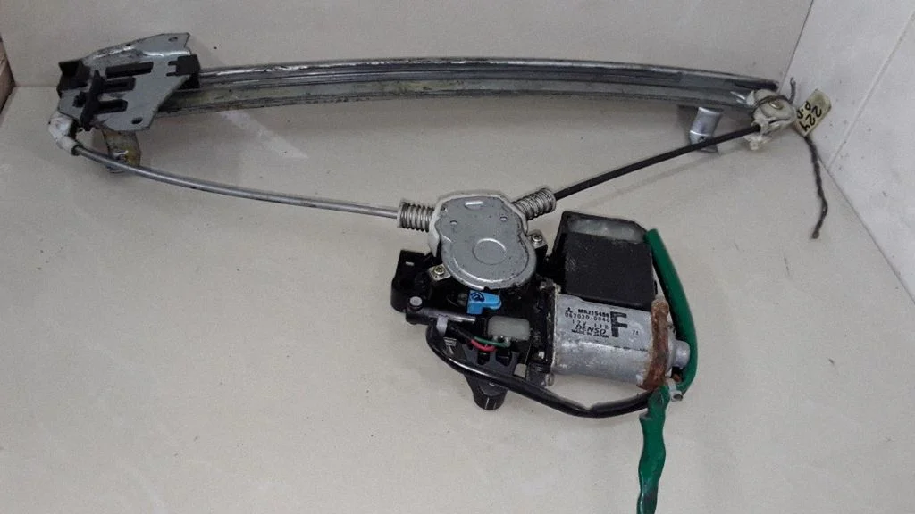 Front door window regulator with motor – Mitsubishi Galant (1997-2003)