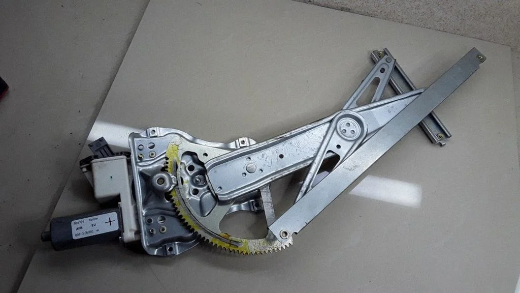 Front door window regulator with motor – Toyota Avensis T250 (2006-2009)