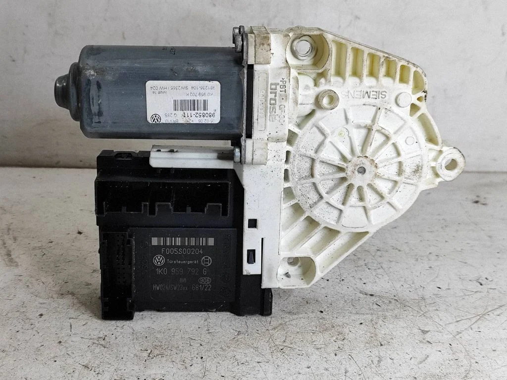 Front door window regulator motor – Volkswagen Passat B5.5 (2001-2005)