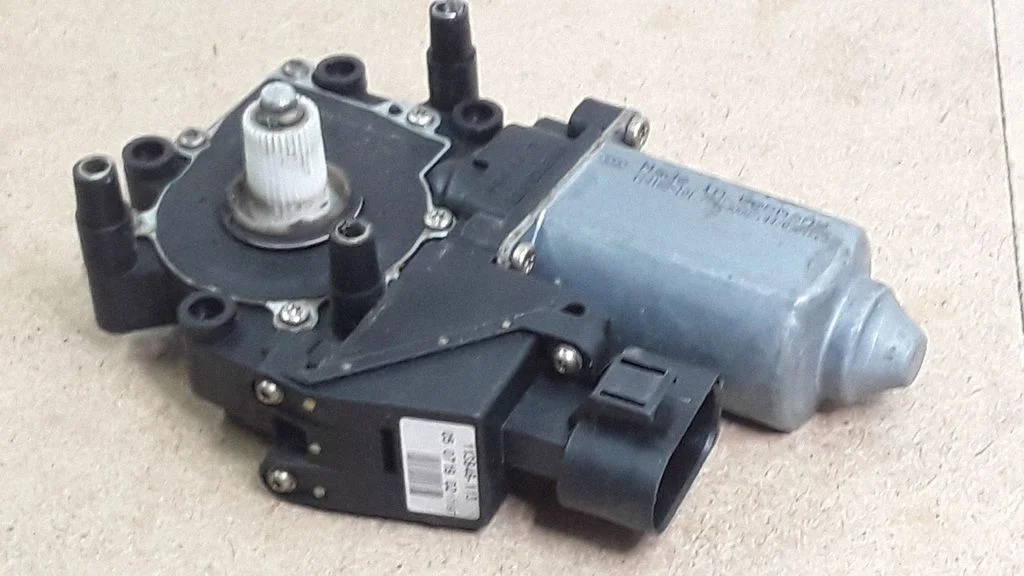 Front door window regulator motor – Audi A4 S4 B5 8D (1994-1999)