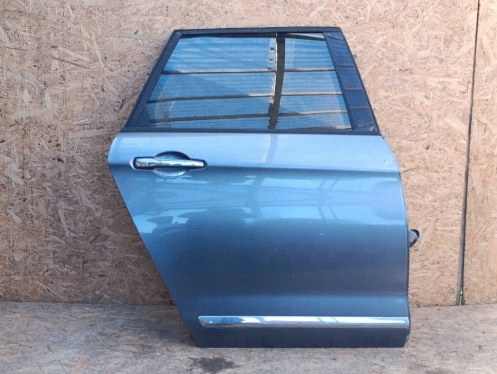 Rear door – right