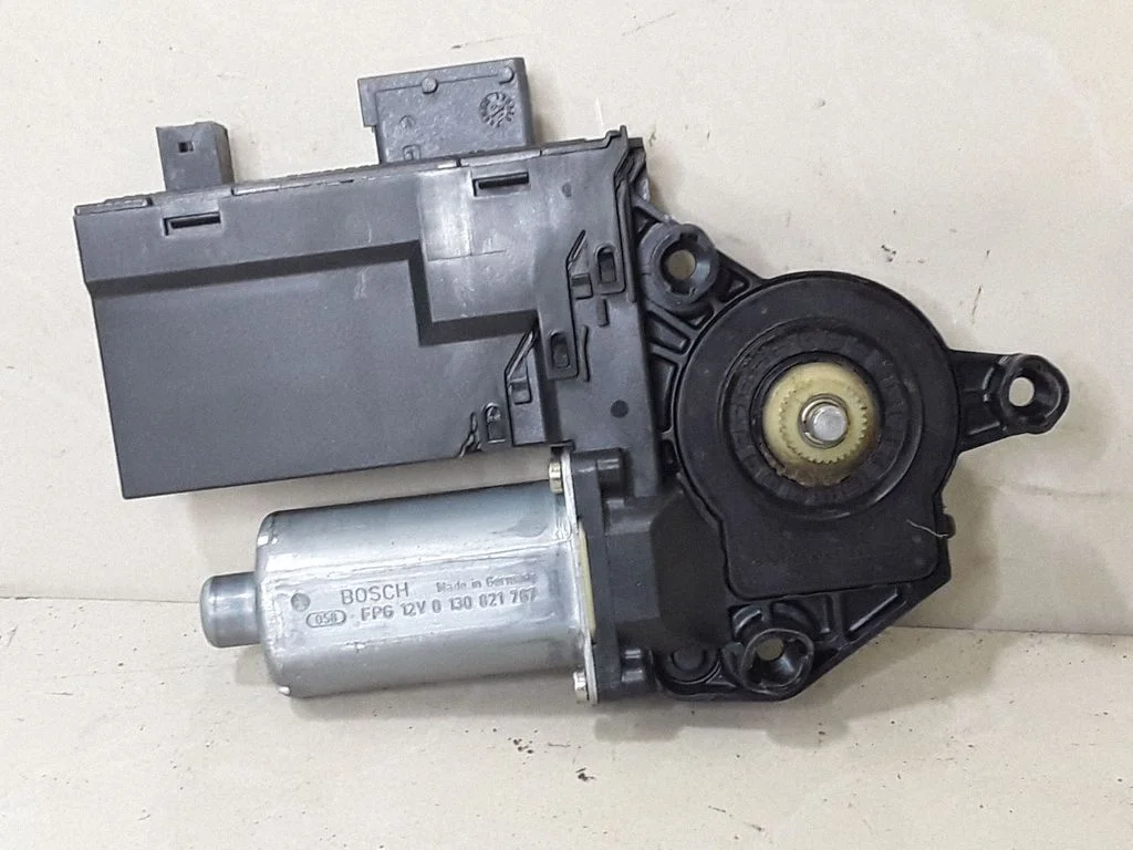 Front door window regulator motor – Peugeot 307 (2001-2005)