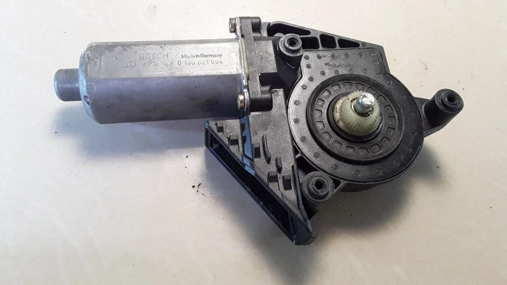 Front door window regulator motor – Volkswagen Passat B5 (1997-2000)