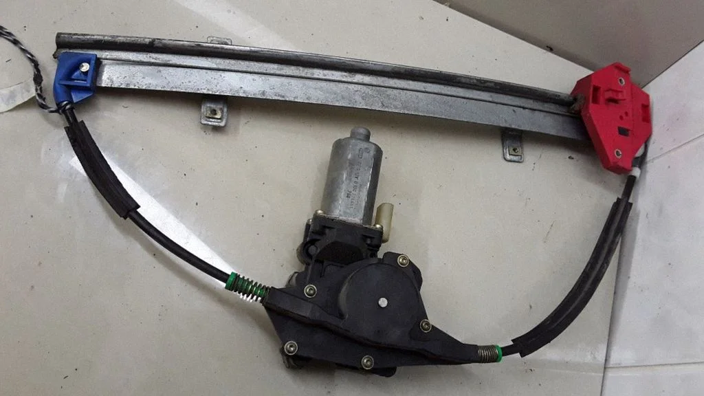 Front door window regulator with motor – Ford Mondeo MK II (1996-2000)