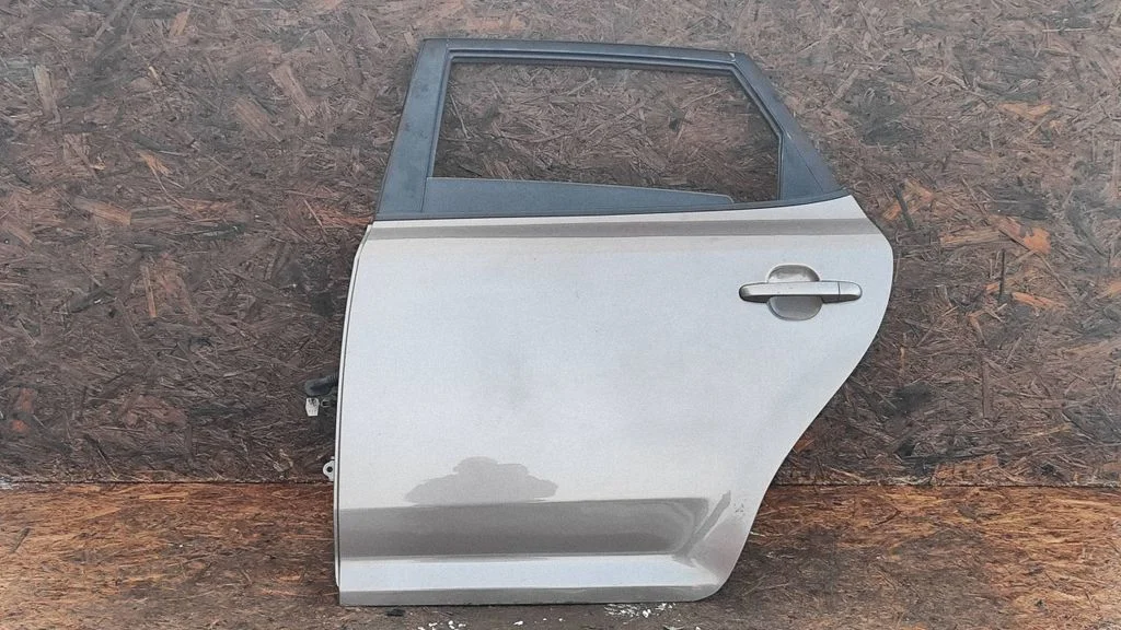 Rear door 834701H000