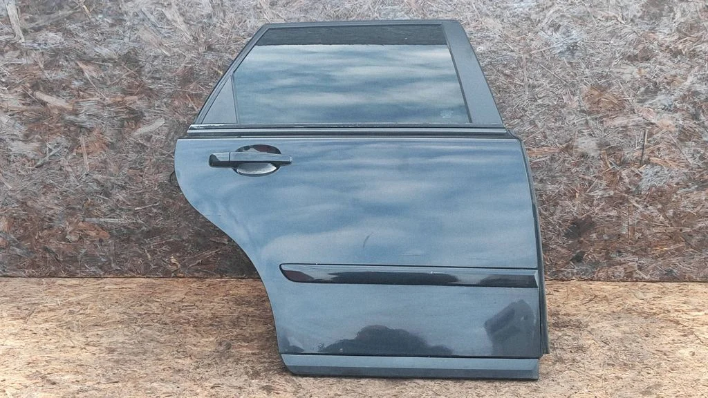 Rear door – right