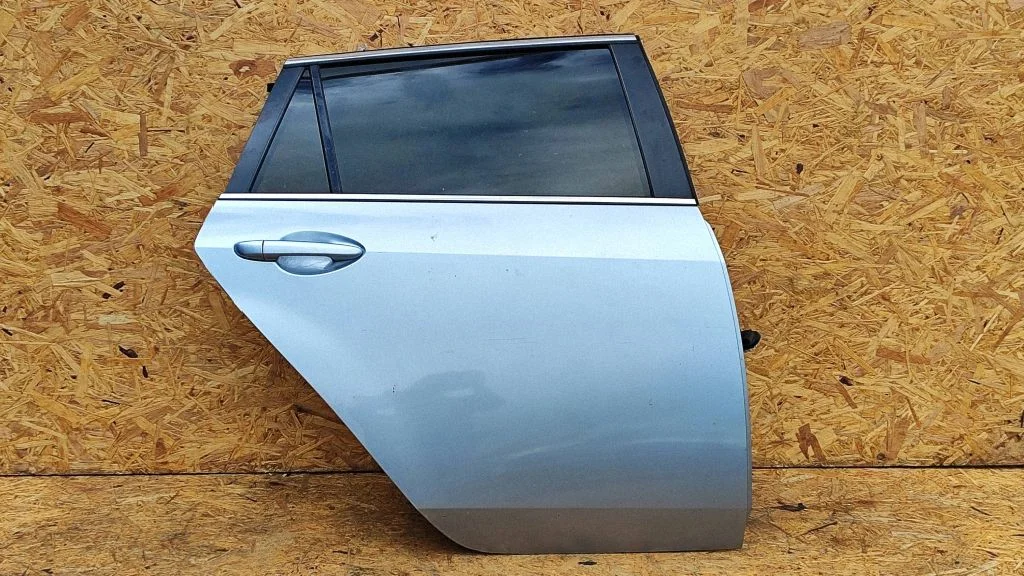 Rear door GS1D72010