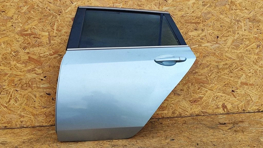 Rear door GS1D73010