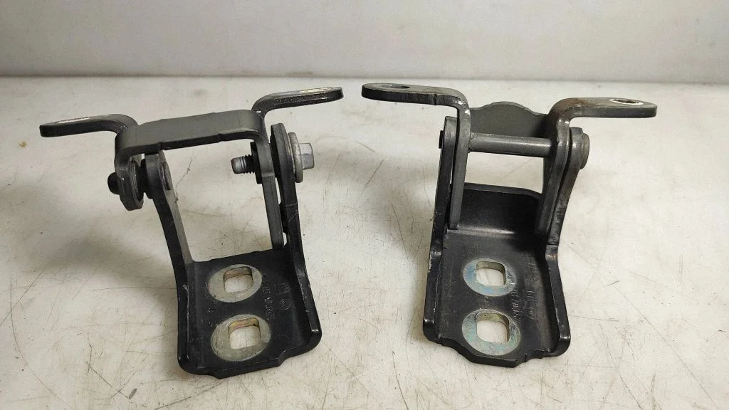 Tagaukse hingede komplekt – Opel Insignia A (2008-2017)