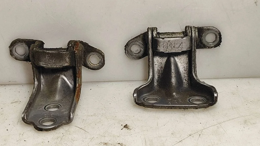 Tagaukse hingede komplekt – Subaru Outback (2007-2009)