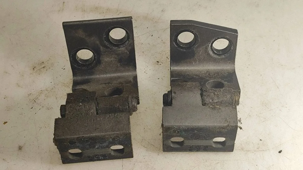 Tagaukse hingede komplekt – BMW X5 E53 (1999-2006)