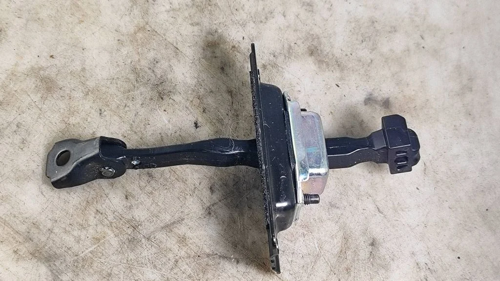 Rear door check strap stopper – Nissan Qashqai J12 (2021-)