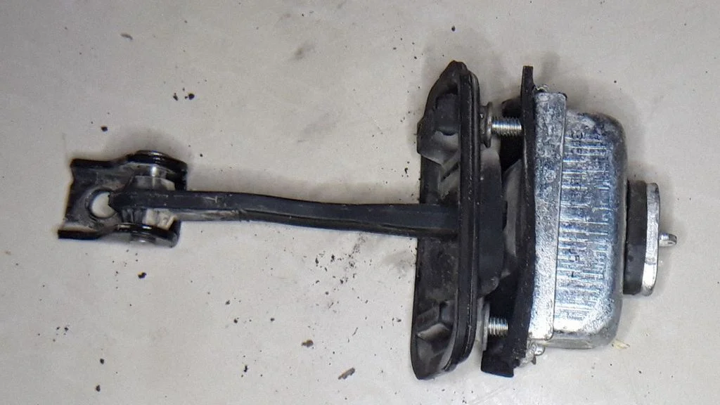Rear door check strap stopper – Ford Focus C-MAX (2003-2010)