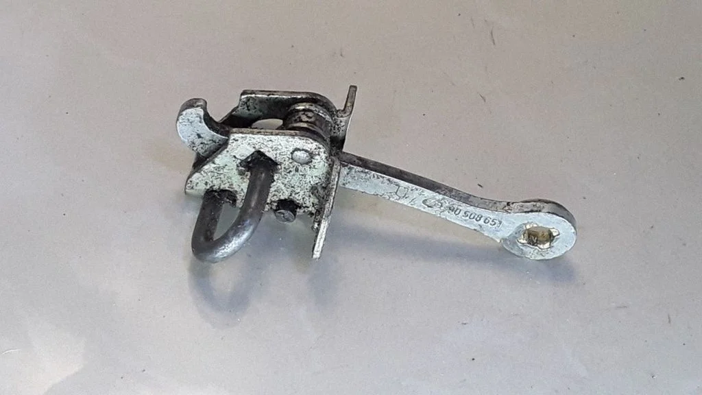 Rear door check strap stopper – Opel Vectra B (1996-2002)