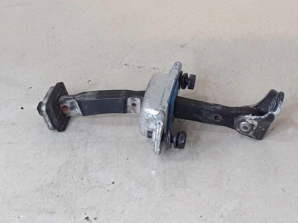 Rear door check strap stopper – Hyundai Santa Fe (2006-2012)