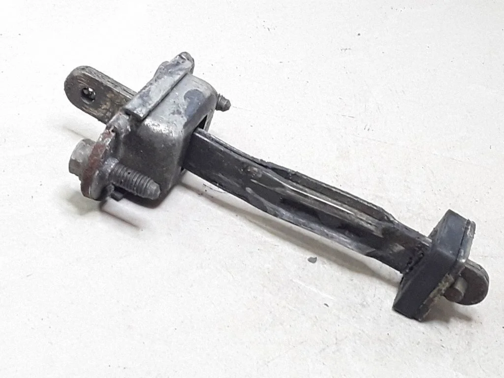 Rear door check strap stopper – Opel Frontera B (1998-2004)