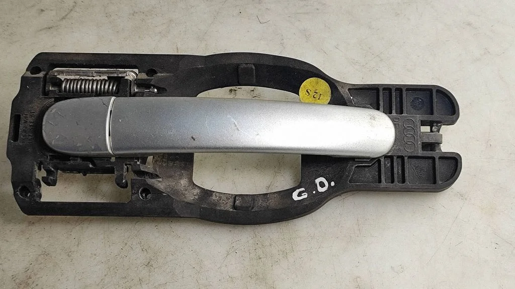 Tagaukse välimine käepide 8Z2837885