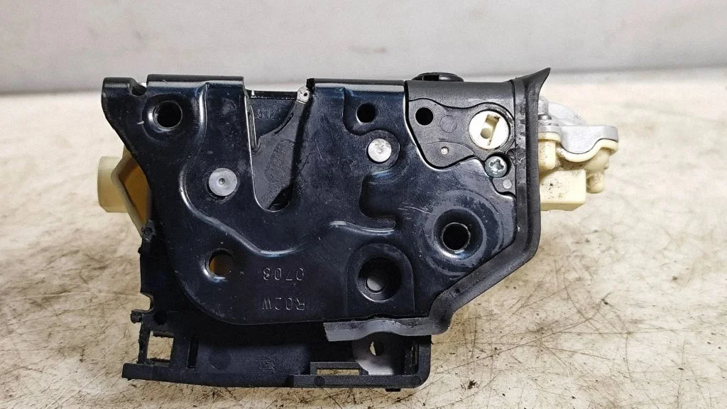 Rear door lock 3C4839016A