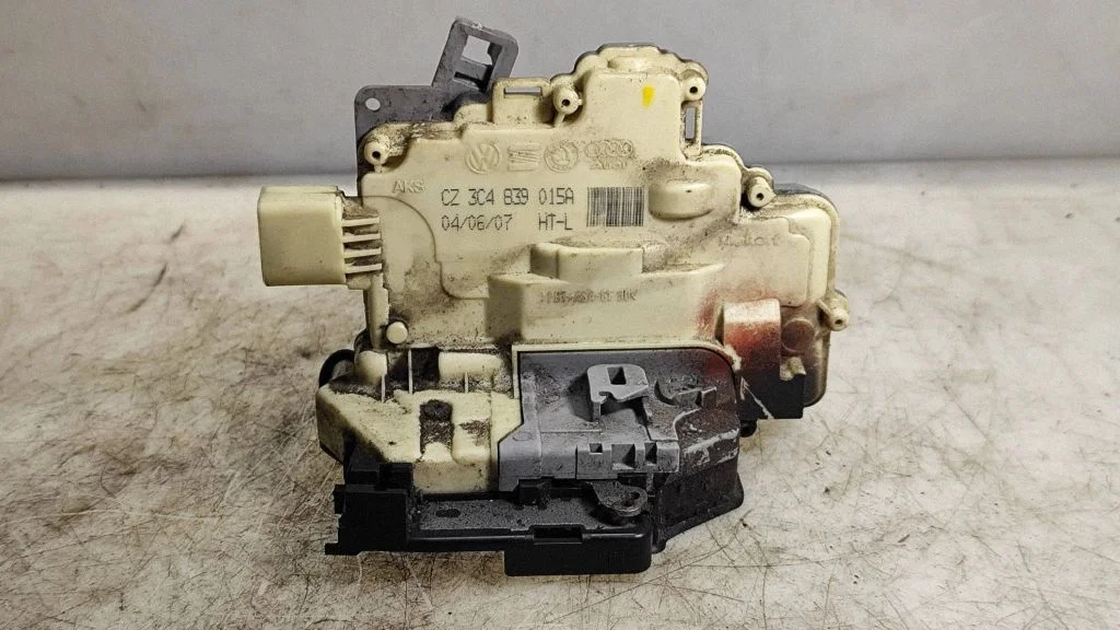 Rear door lock 3C4839015A
