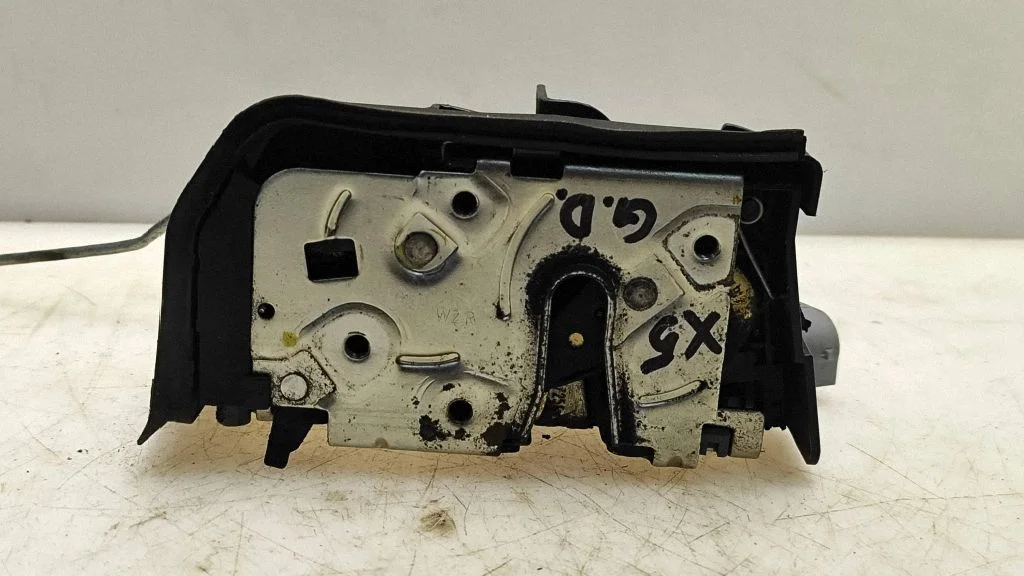 Rear door lock 1K0400111