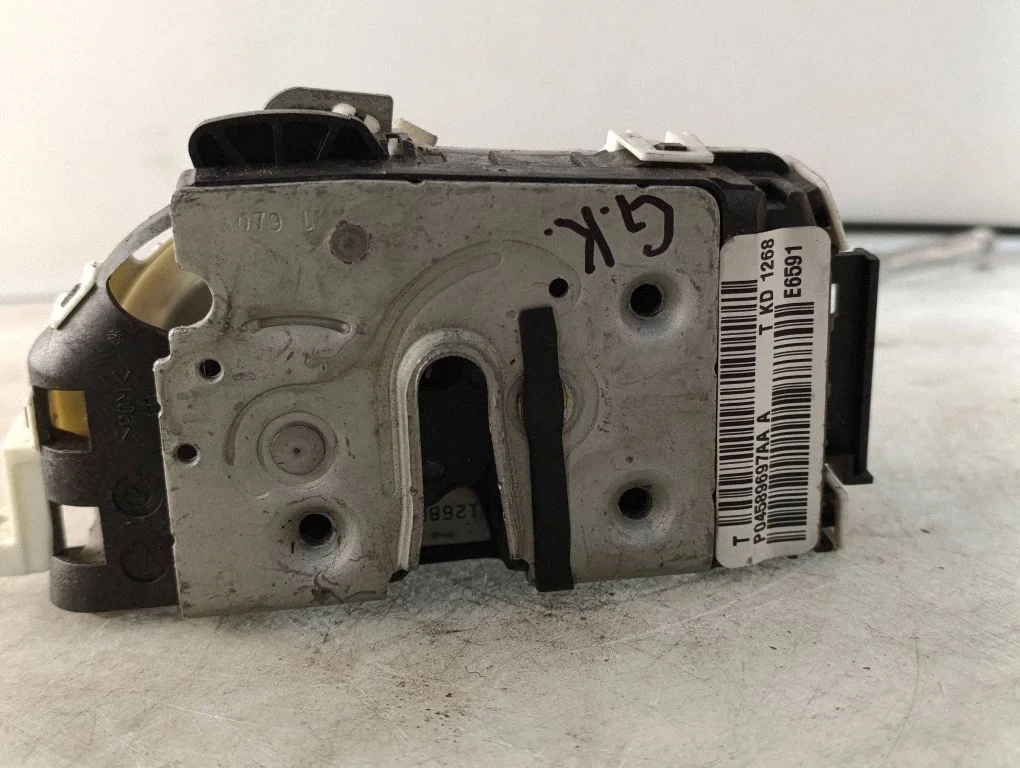 Aizmugurējo durvju slēdzene P04589697AA