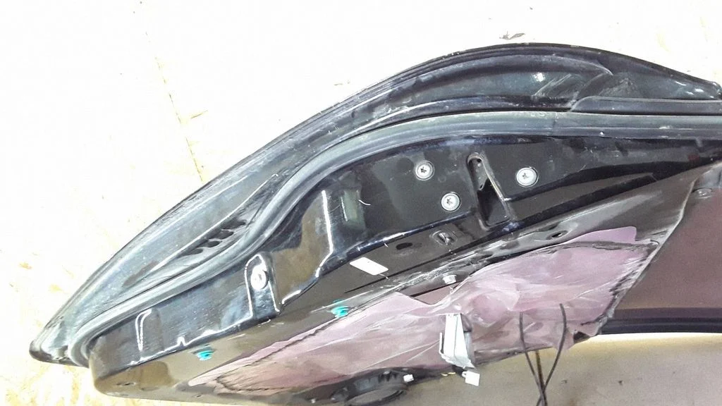 Rear door lock – left