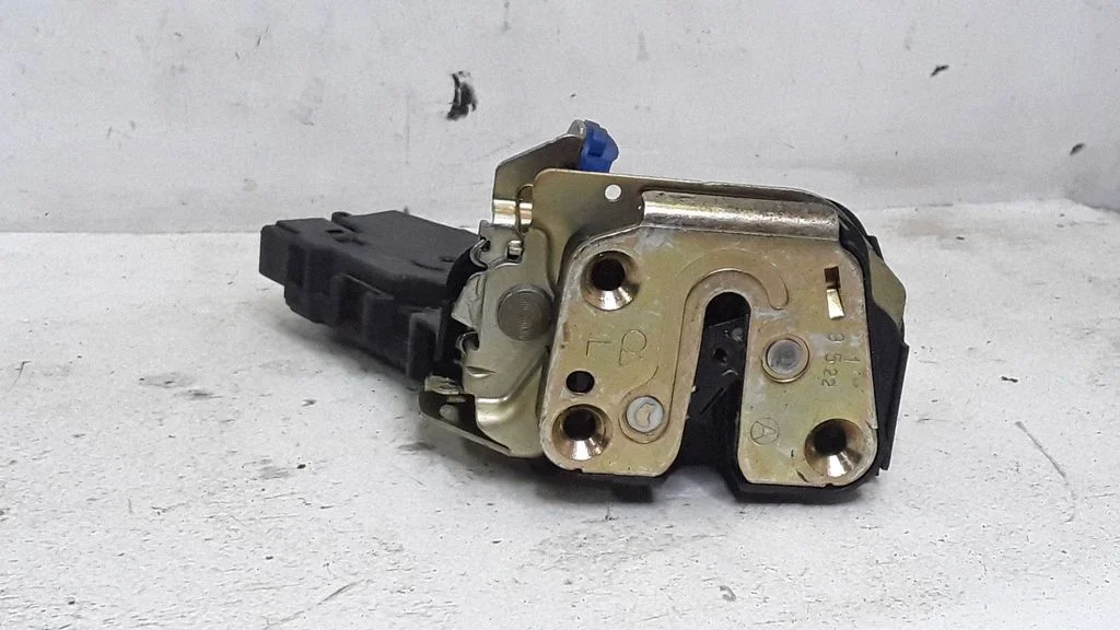 Rear door lock – left