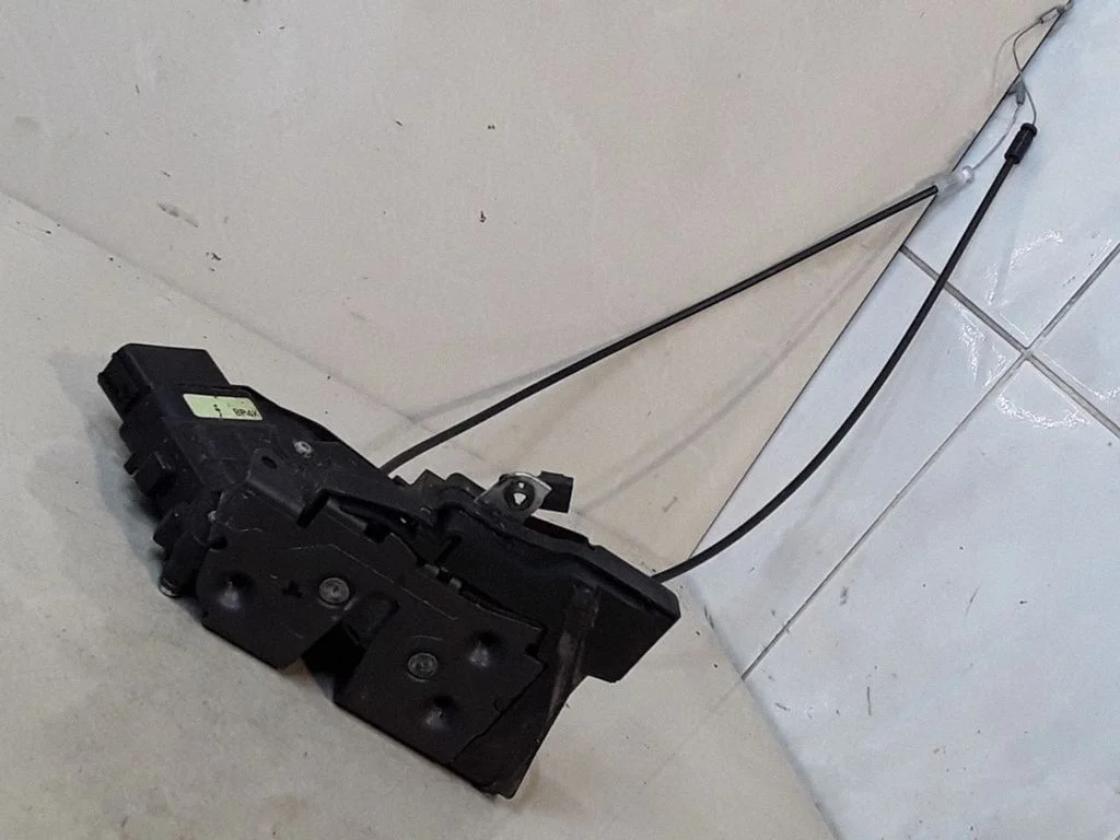 Rear door lock BP4K73