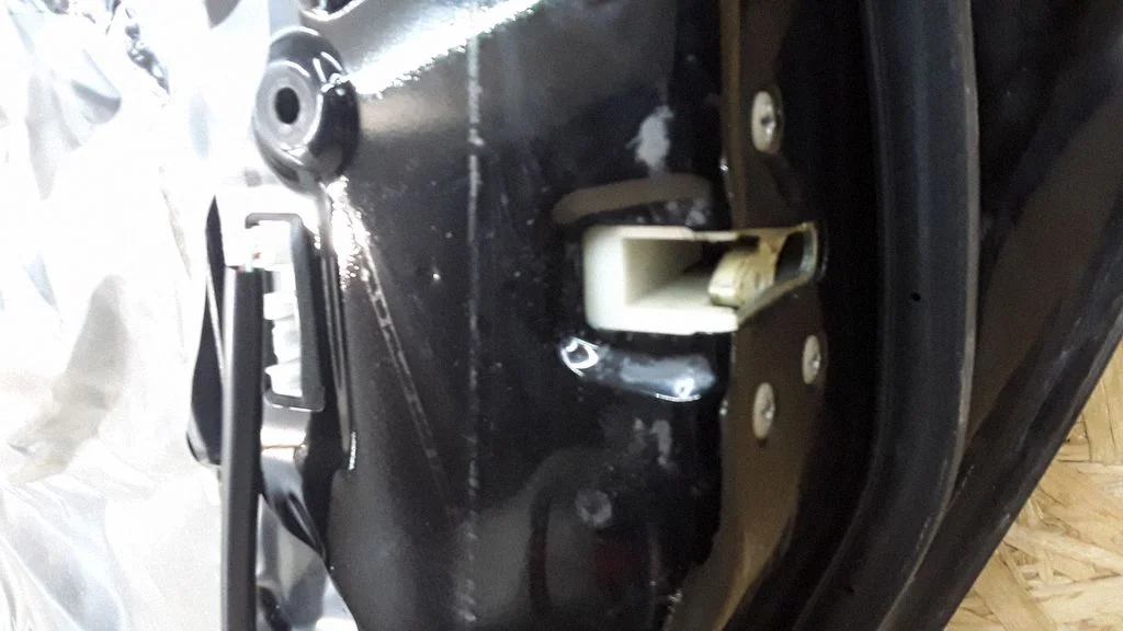 Rear door lock – right