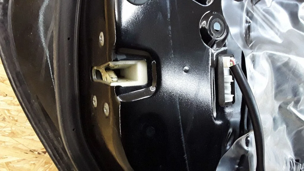 Rear door lock – left