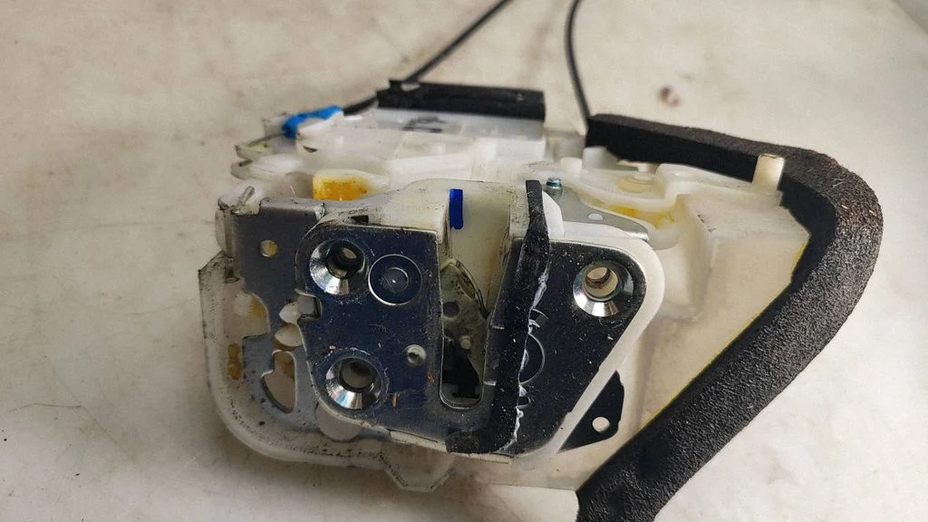 Rear door lock – right