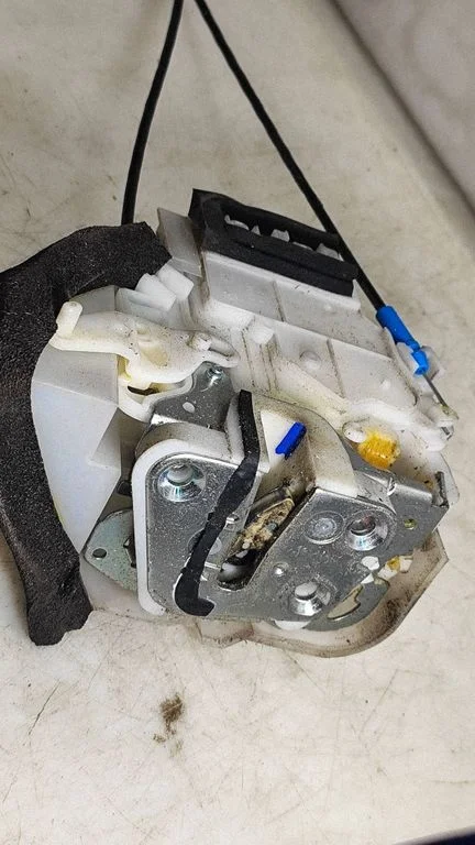 Rear door lock – left