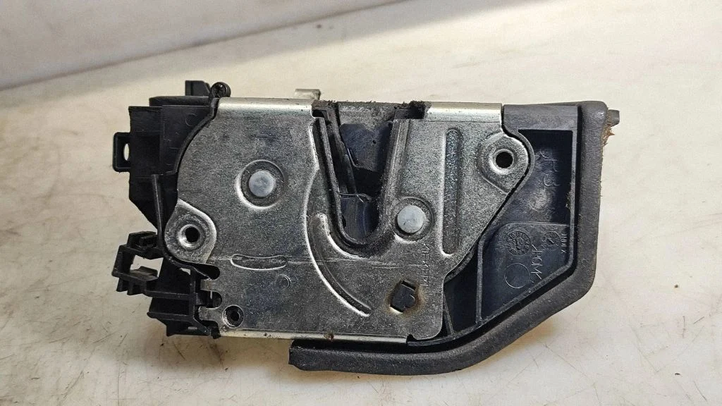 Rear door lock 7167076