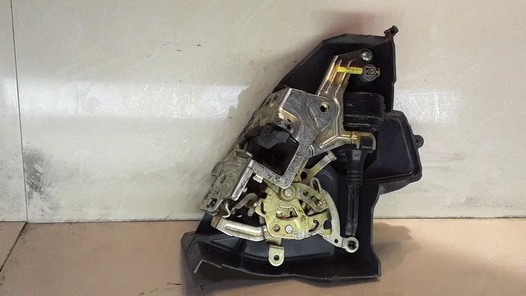 Rear door lock 2027300635