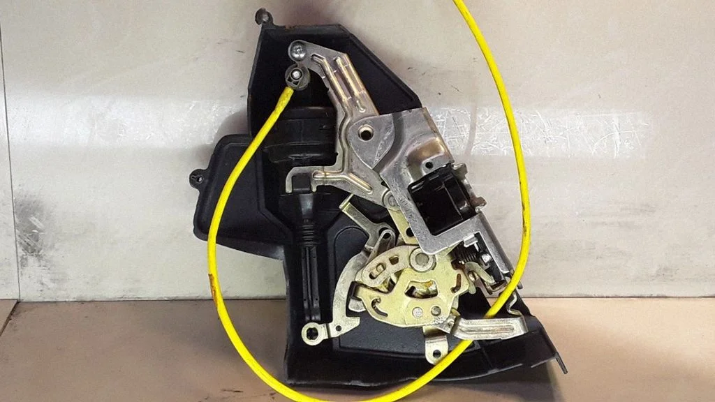 Rear door lock 2027300535