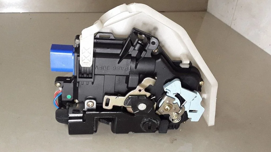 Rear door lock 19095A