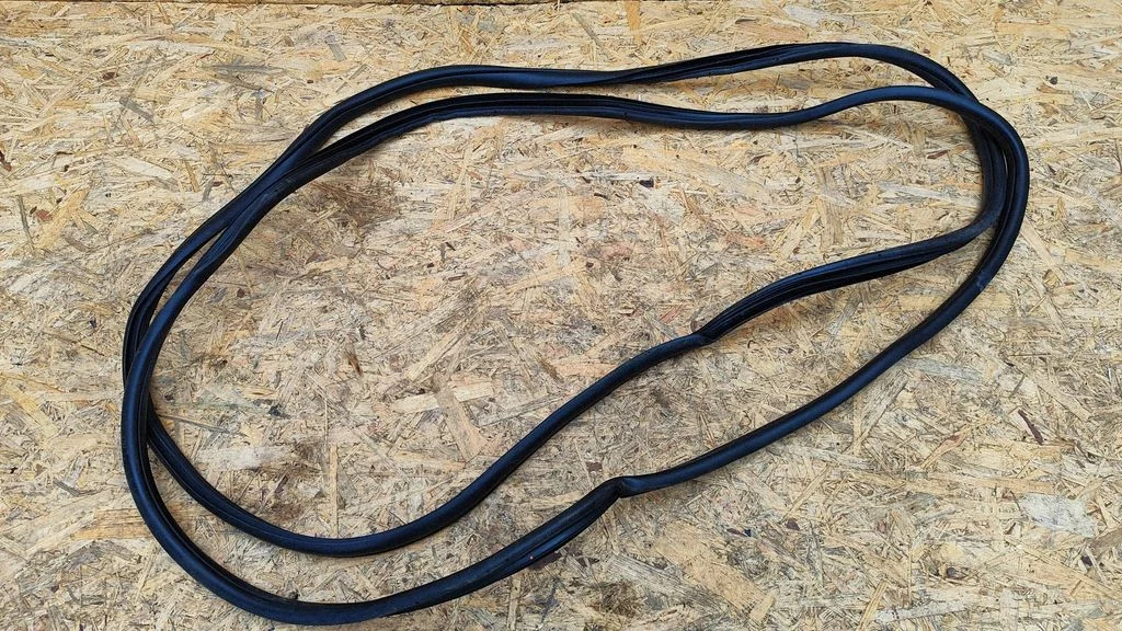 Tagaukse tihend (kere pool) – Hyundai Bayon (2021-)