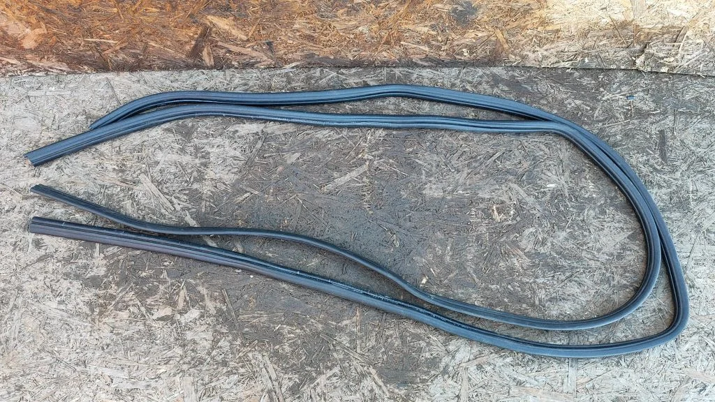 Tagaukse tihend (kere pool) – Nissan Qashqai+2 (2008-2010)