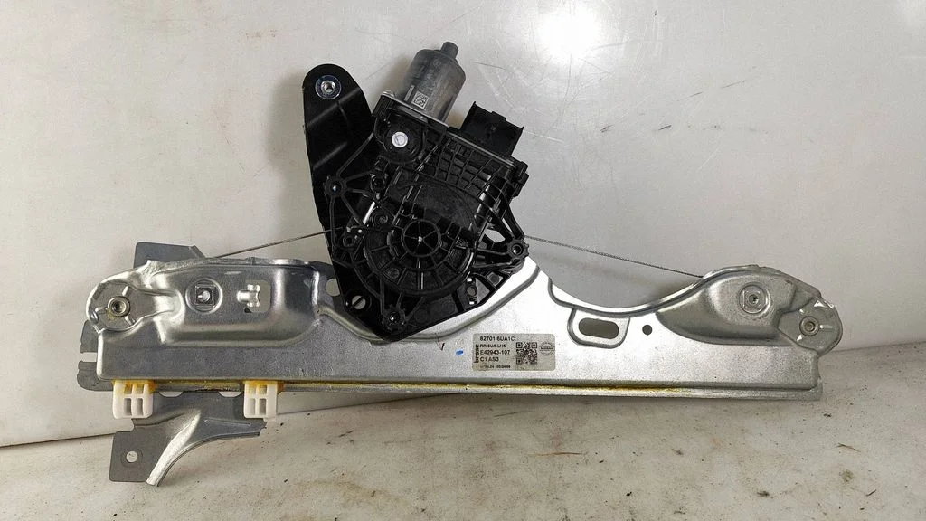 Rear door window regulator with motor 827016UA1C