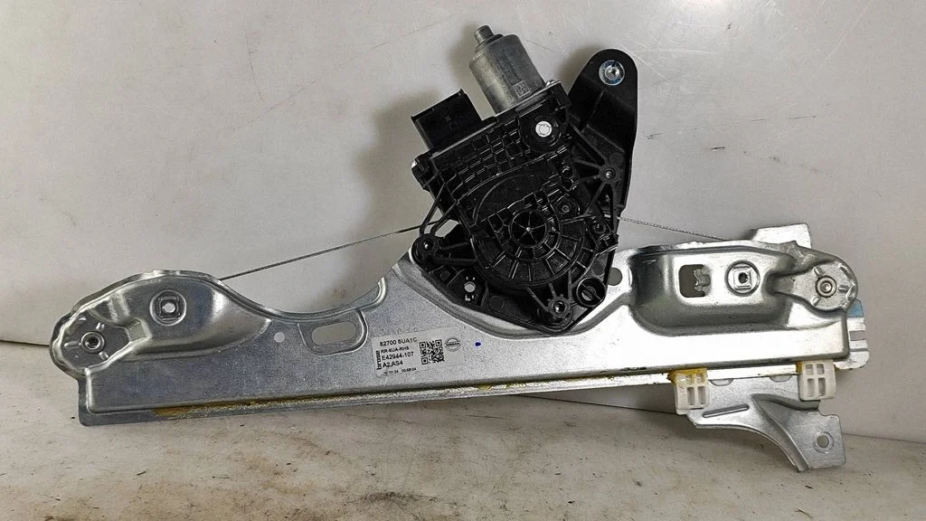Rear door window regulator with motor 827006UA1C
