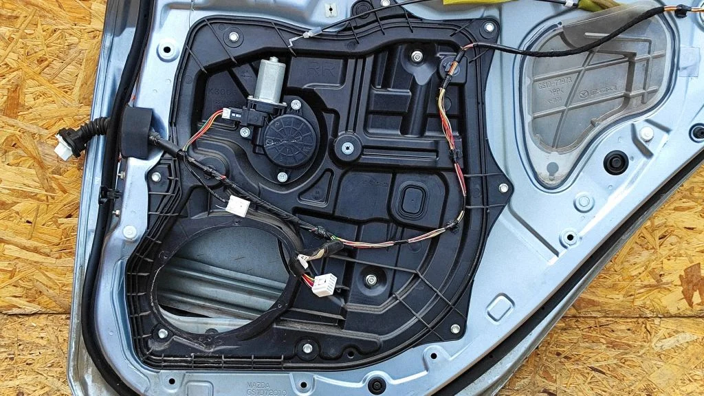 Rear door window regulator with motor GS1D7297X