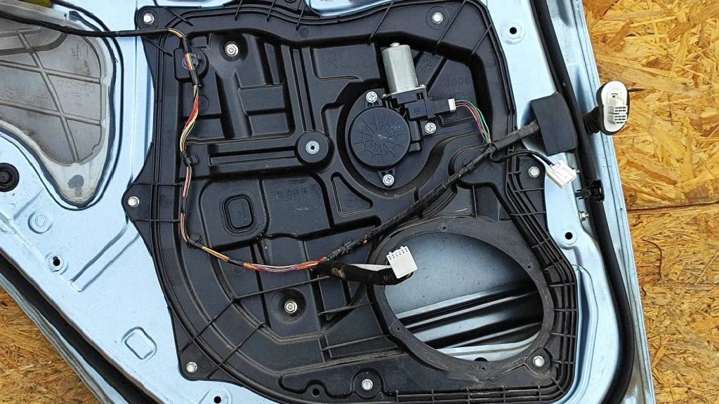 Rear door window regulator with motor GS1D7397X