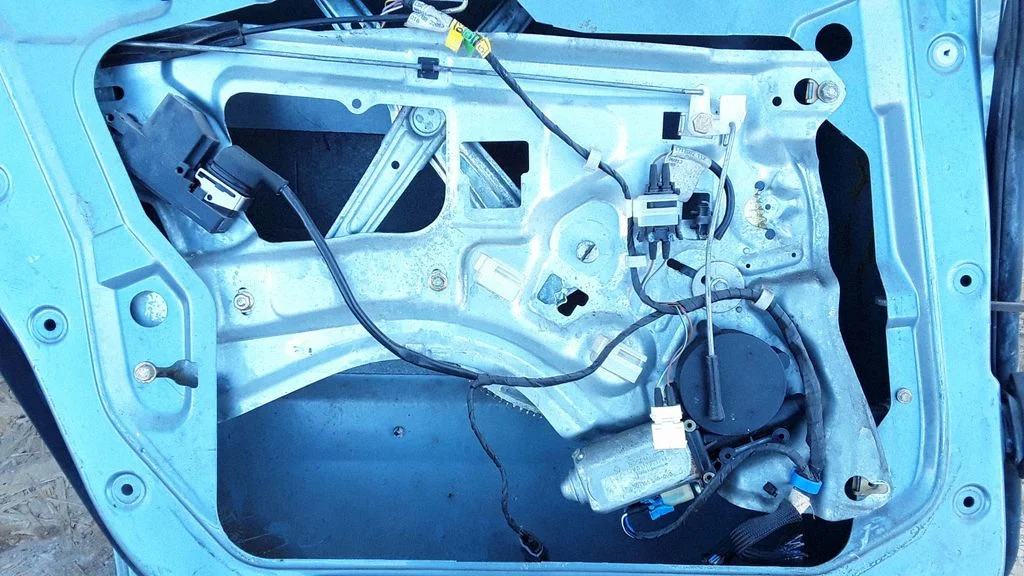 Rear door window regulator with motor – BMW 7 Series E32 (1986-1994)
