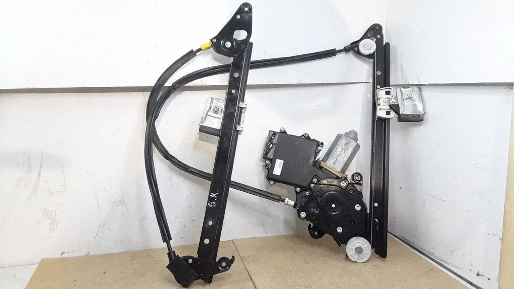 Rear door window regulator with motor 7M3839401
