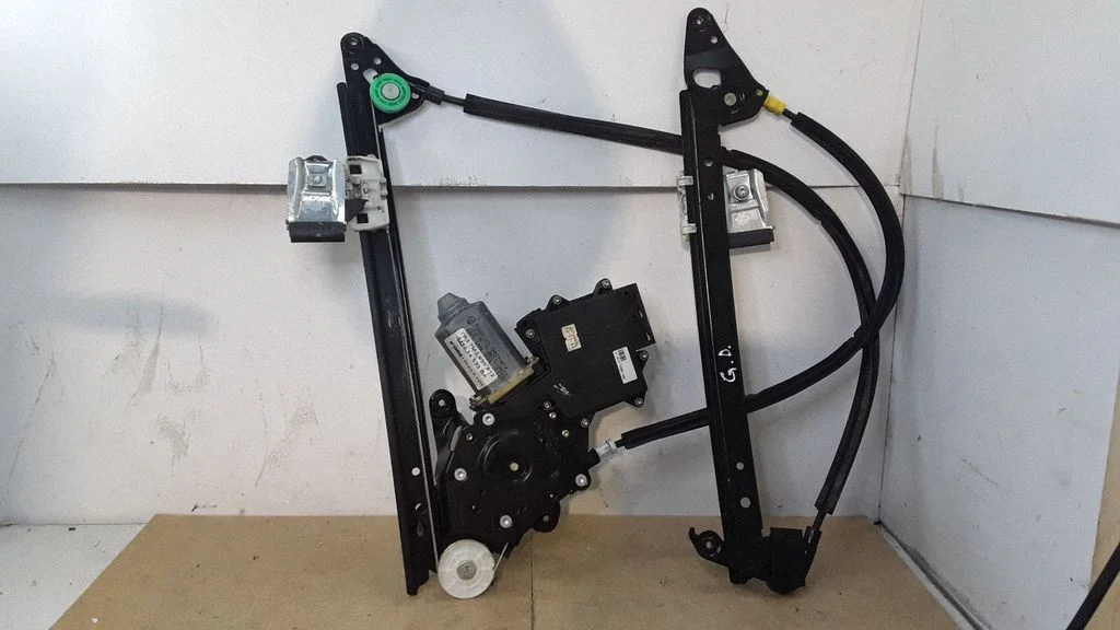 Rear door window regulator with motor 7M3839402