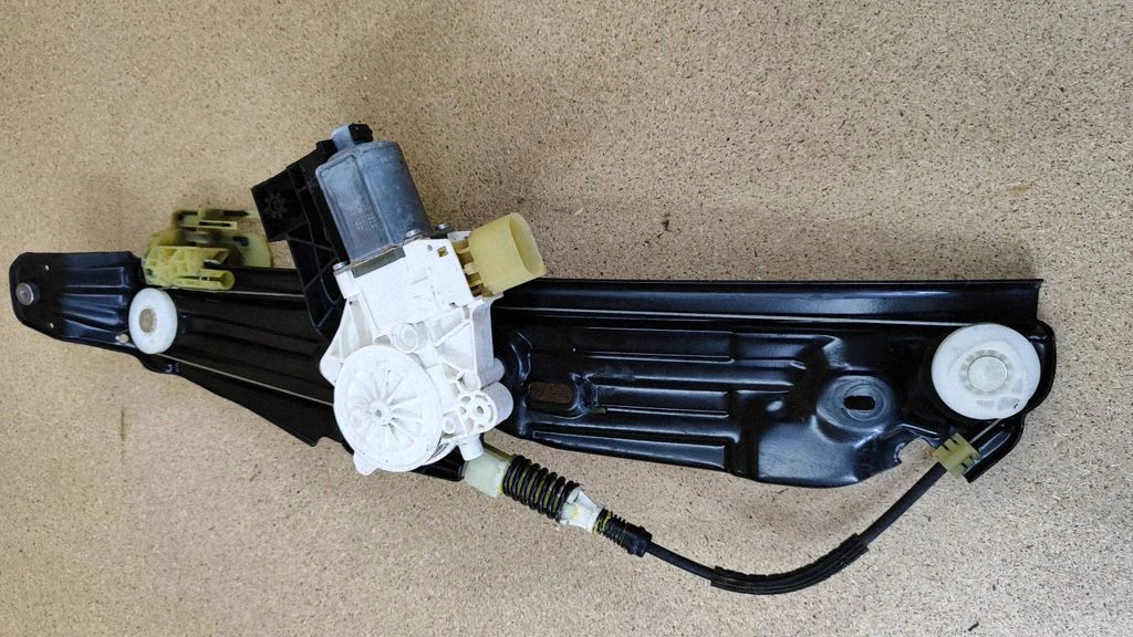 Rear door window regulator with motor – BMW 7 Series F01 F02 F03 F04 (2008-2016)