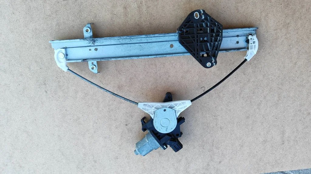Rear door window regulator with motor 912260