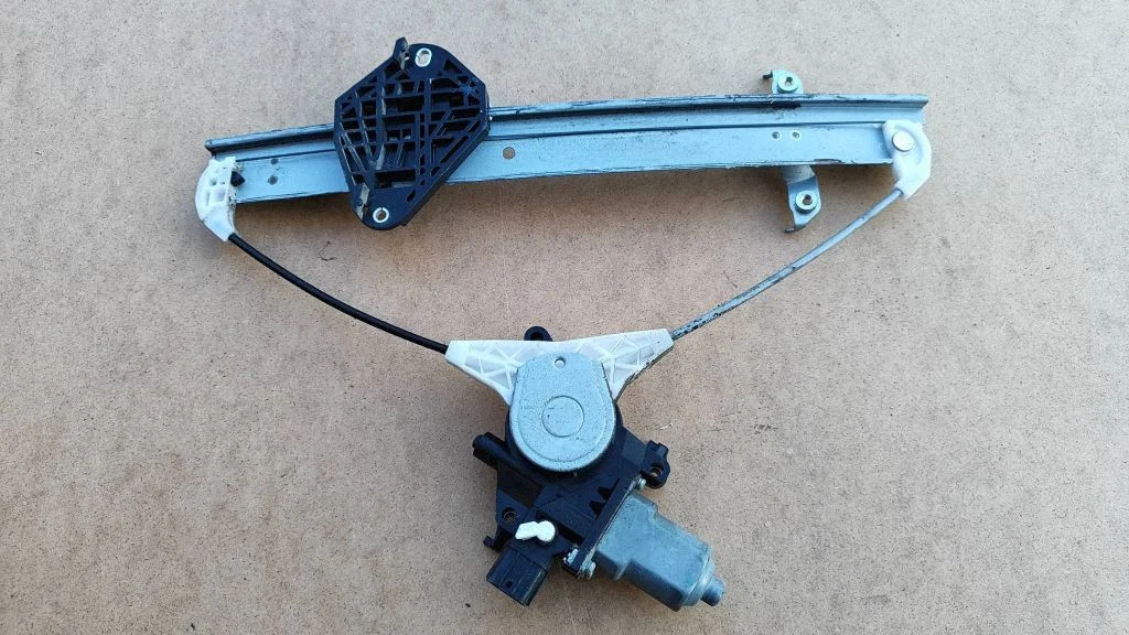 Rear door window regulator with motor 912250